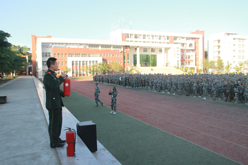 消防官兵讲解不同种类的灭火设备