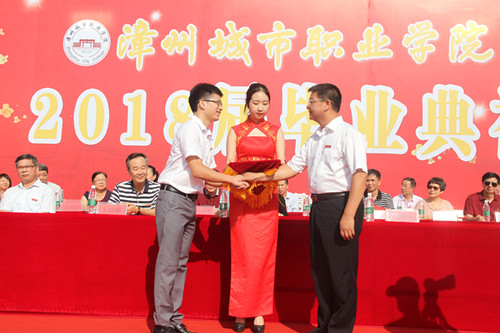 刘惠河院长为毕业生颁发毕业证书
