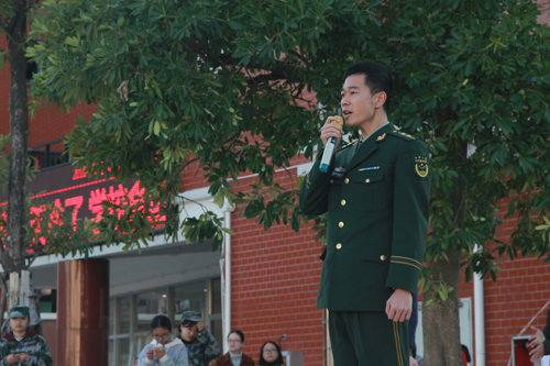 消防官兵进行点评工作