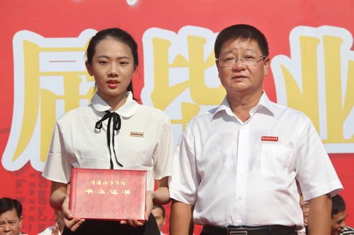 图9:刘惠河院长为学生颁发毕业证书