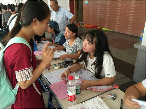 迎新志愿者耐心解答问题,服务新生