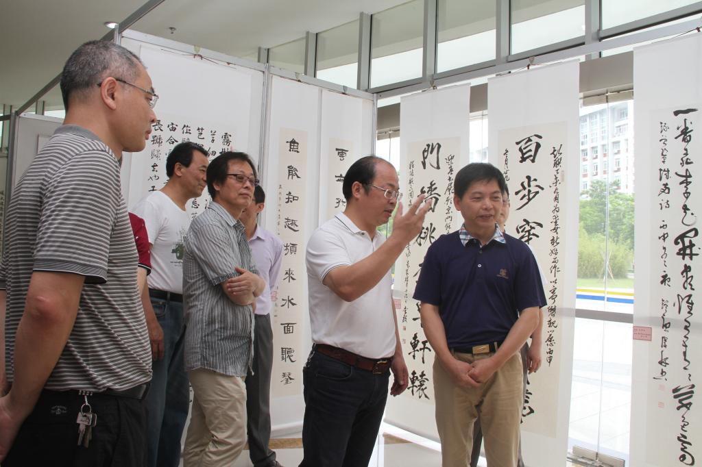 学院领导参观作品