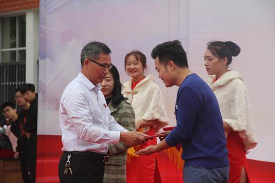 说明:刘展顺处长为艺术团指导老师代表颁发聘书 (2)