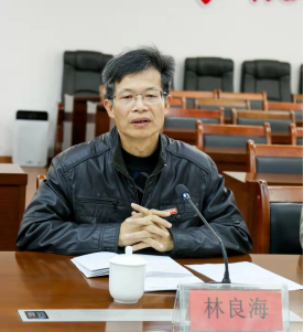 漳州城市职业学院副院长林良海介绍学院办学特色等情况漳州城市职业