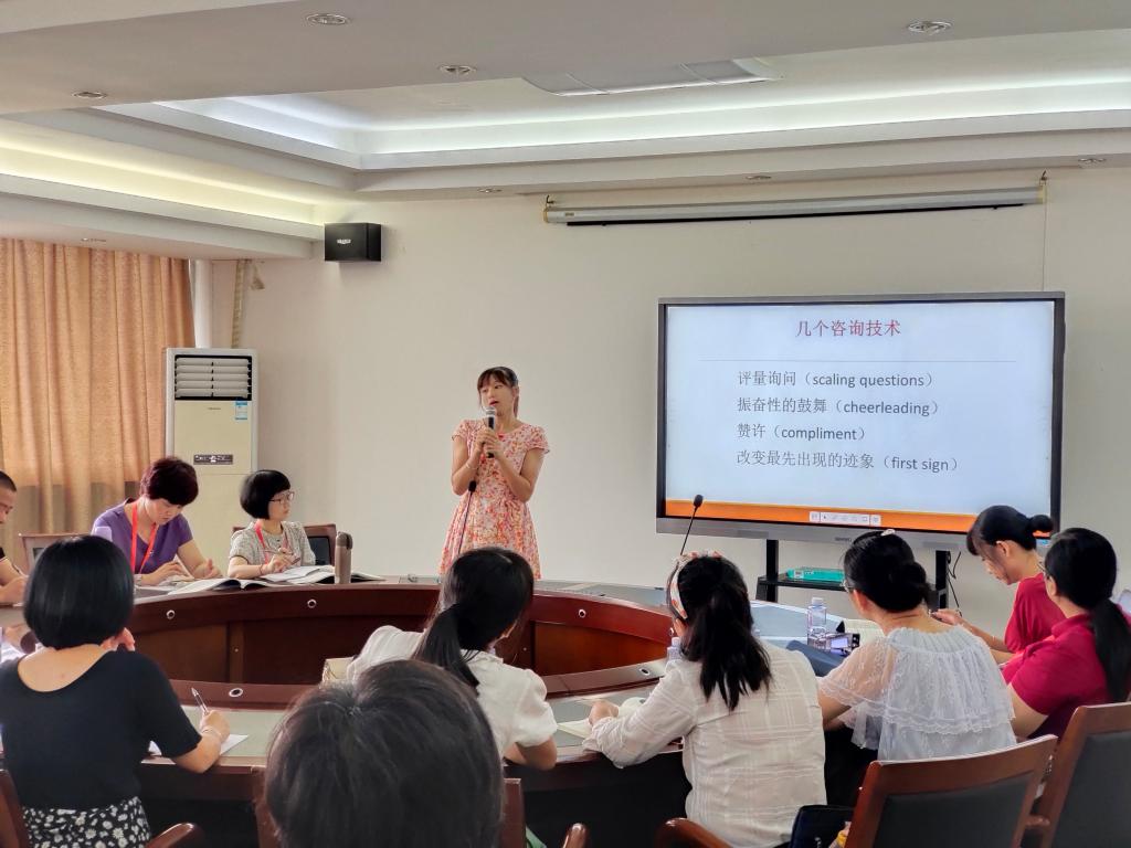 优秀论文一等奖获奖教师分享研究成果和科研工作经验