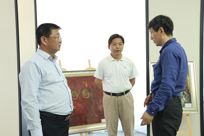 布展期间,学院领导到场指导