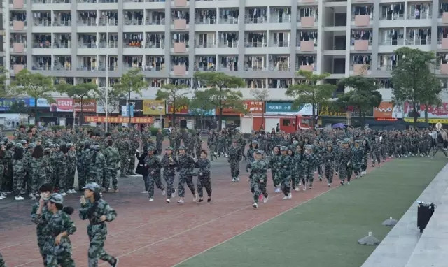 学生紧急疏散现场