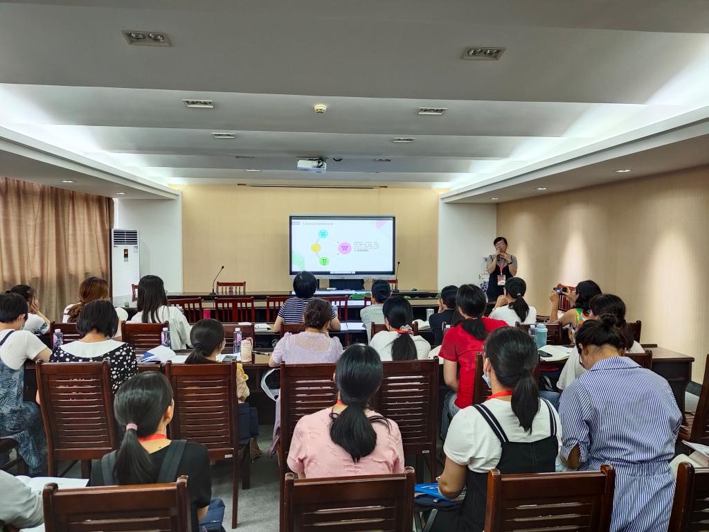优秀论文一等奖获奖教师分享研究成果和科研工作经验