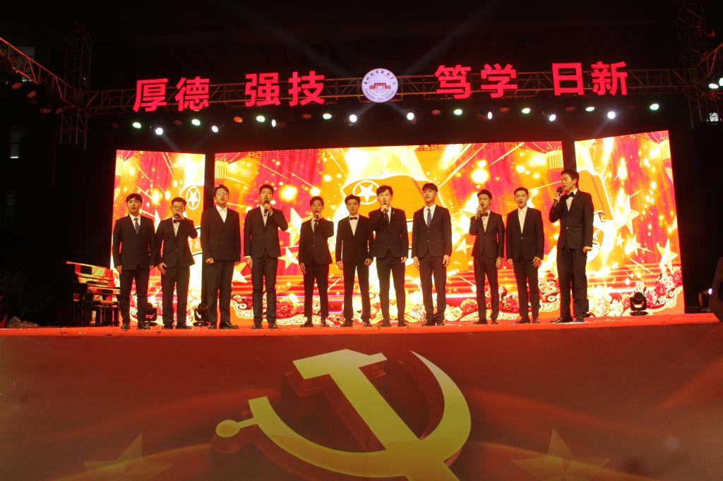 男声小组唱《啊,朋友再见》《共青团之歌》