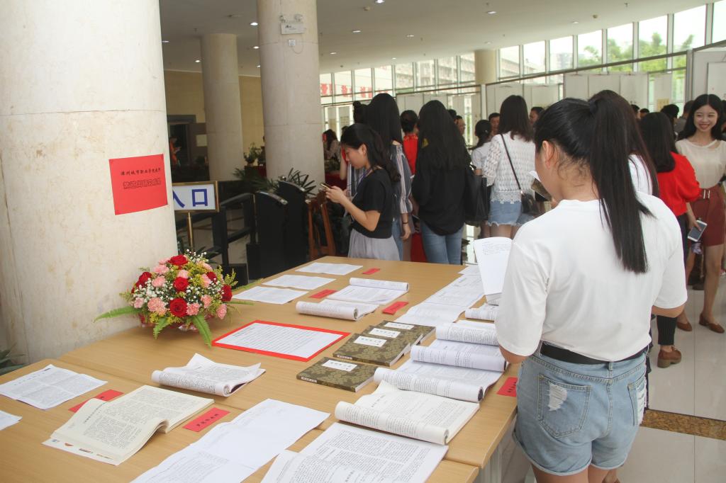 学生正在翻看黄道周研究论文