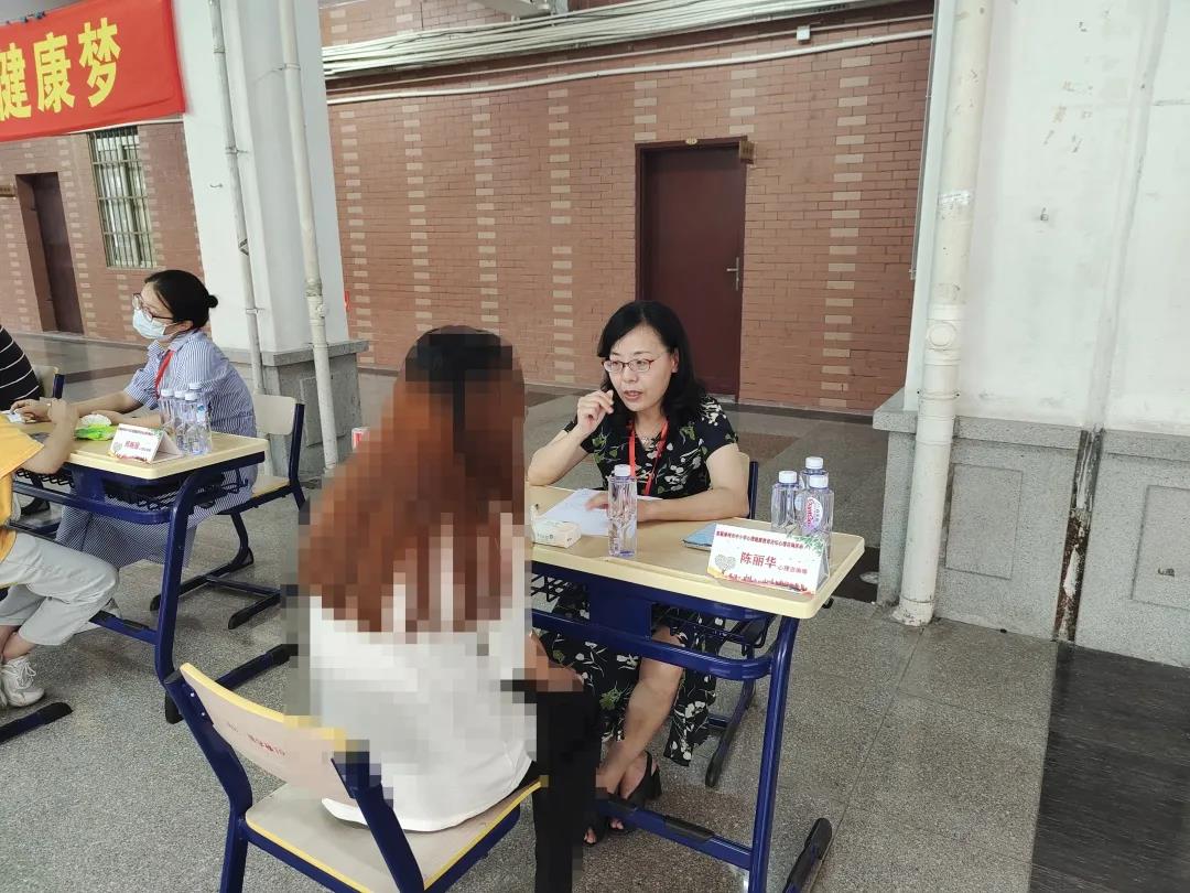 心理咨询活动分会场-陈丽华等漳州市心理名师工作室教师及我院心理咨询中心教师为来访学生开展心理咨询