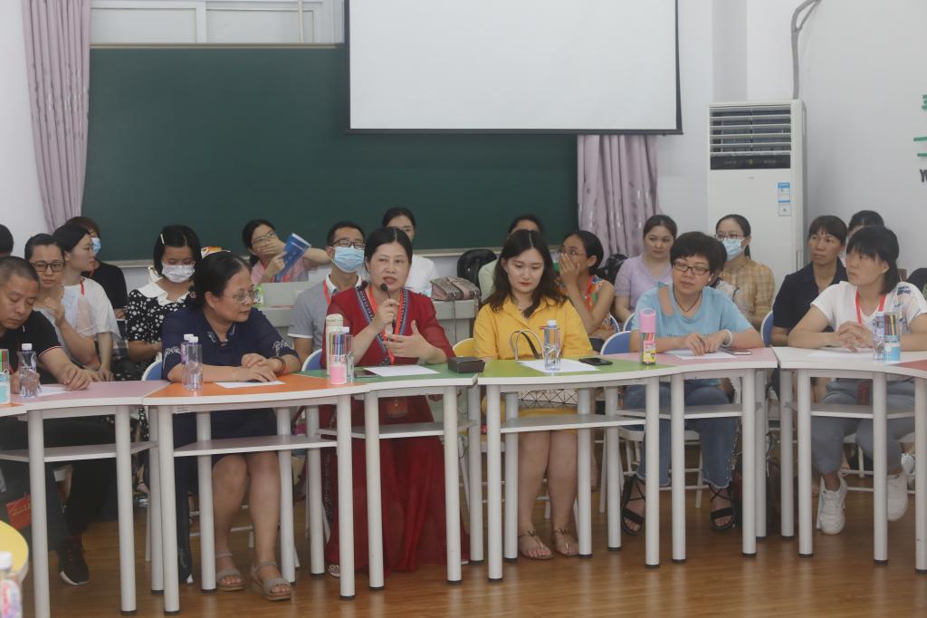 心理咨询实操互动分会场-我院心理咨询与心理健康教育研究所所长林冰副教授带领心理咨询经验丰富的教师进行心理咨询实操研讨、互动