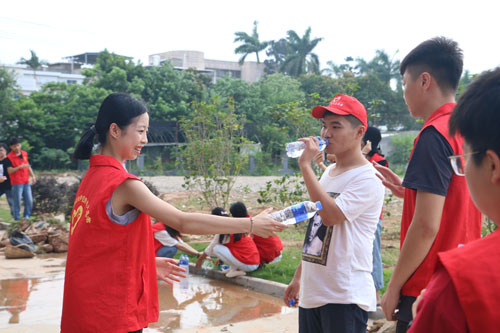 志愿者们辛勤工作、热情服务