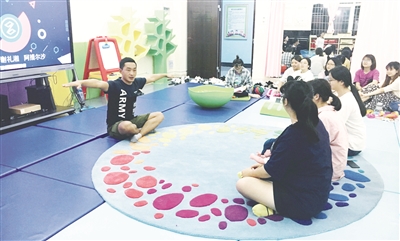 漳州城市职业学院学前教育专业学生进行婴幼儿动作模拟训练