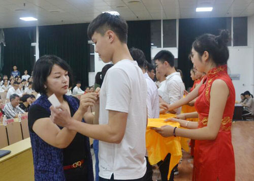 团干老师为新团员佩戴团徽