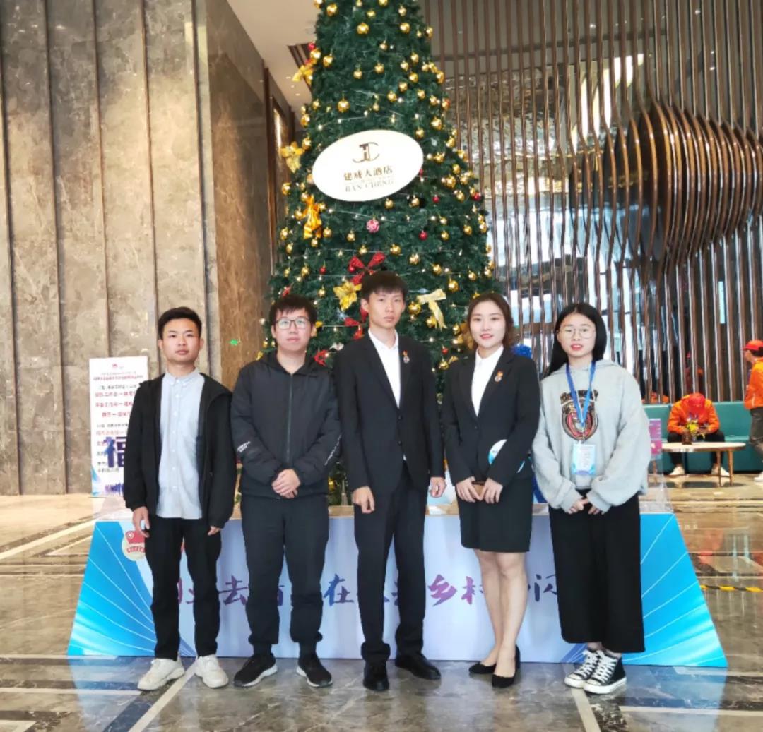 林洪森、王敏航等学生自主创业公司——福建宜木叁合科技有限公司的团队合影