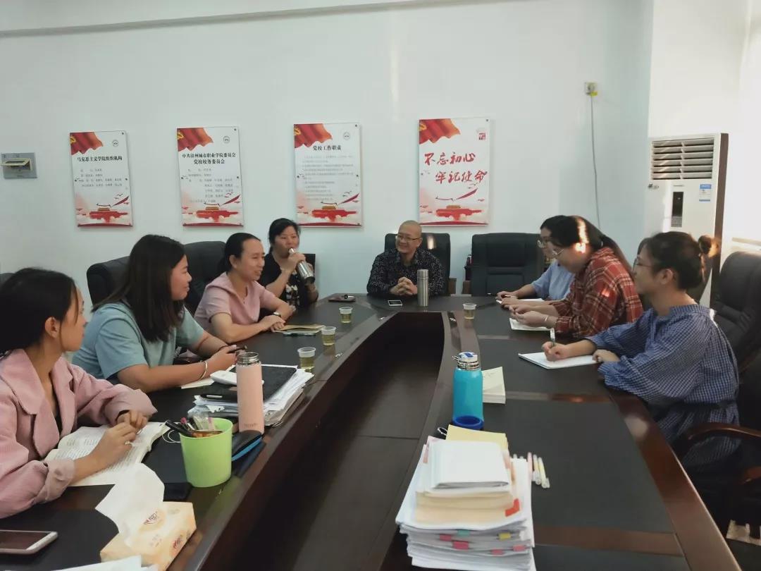 赛前,指导老师对参赛学生进行辅导