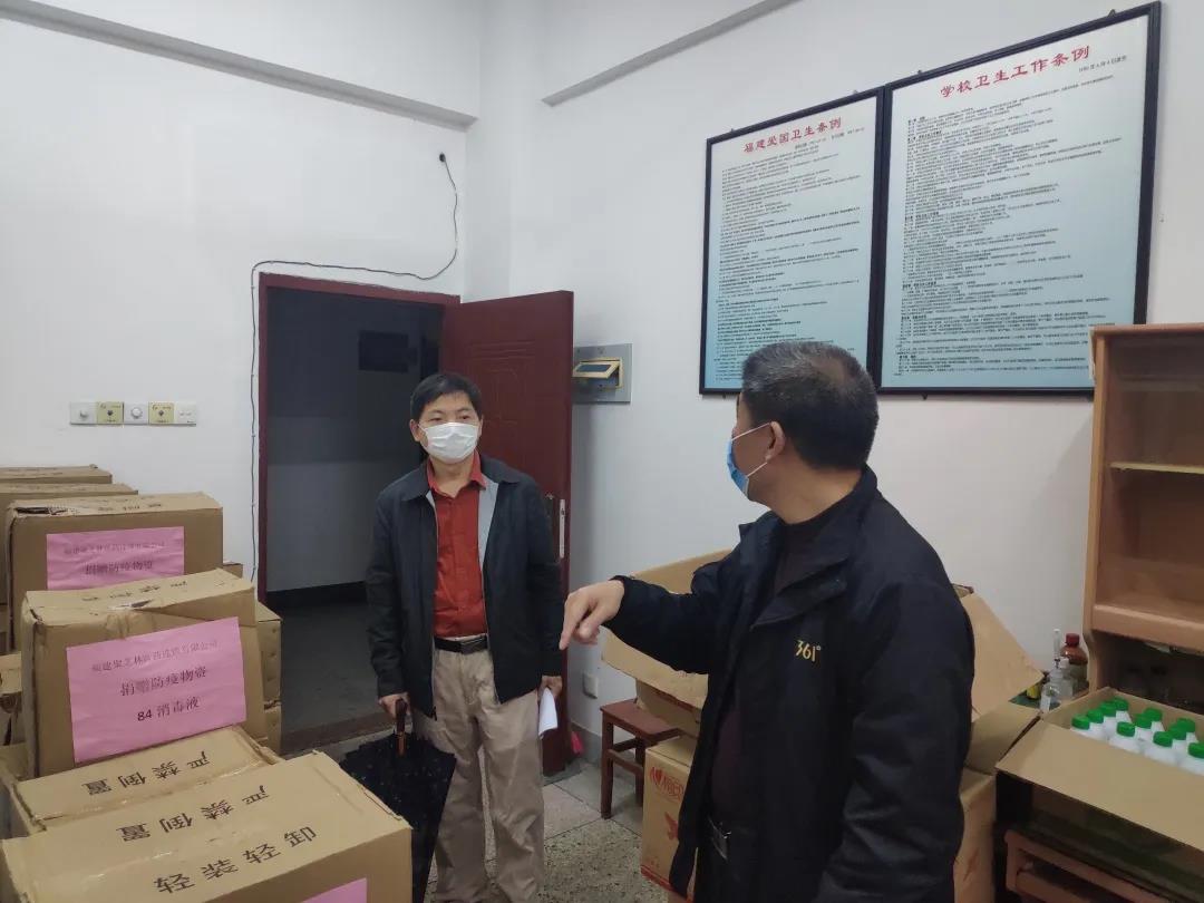 洪亚勇书记了解防控物资储备情况